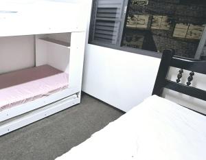 een kleine slaapkamer met een bed en een raam bij Pousada do italiano barra bonita in Igarassú