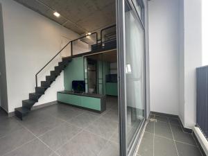 ホーチミン・シティにあるArt house with balcony by NHÀ TUI shareの階段とガラスの壁が備わるお部屋