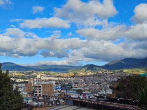 - une vue sur une ville avec des montagnes en arrière-plan dans l'établissement Aparta estudio de la panamericana, à Pasto