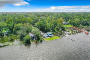 eine Luftansicht eines Hauses auf einer Insel im Wasser in der Unterkunft Trout River Oasis in Jacksonville