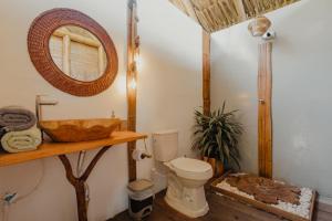 a bathroom with a sink and a toilet at Finca y Glamping Grinta in El Peñol