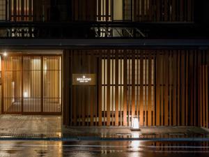 een gebouw met een bord aan de voorgevel bij RESI STAY ANDON in Kyoto