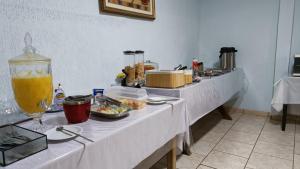- une cuisine avec deux tables avec de la nourriture dans l'établissement Hotel Turazzi, à Cáceres
