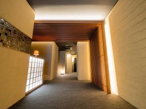 een hal in een gebouw met verlichting aan de muur bij RESI STAY ANDON in Kyoto +56 foto's