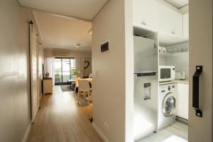 una cucina e un soggiorno con lavatrice e asciugatrice di Recoleta Terrace a Buenos Aires