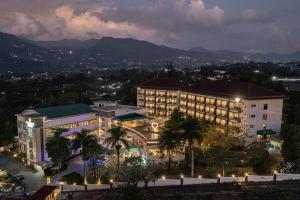 uitzicht op een hotel in de nacht bij The Green Peak, ARTOTEL Curated in Cisarua