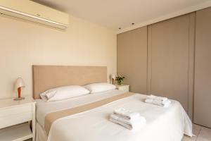 una camera con due letti e asciugamani di Recoleta Terrace a Buenos Aires
