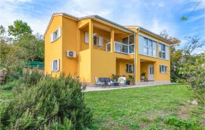 Κήπος έξω από το Beautiful Apartment In Labin With Wi-Fi