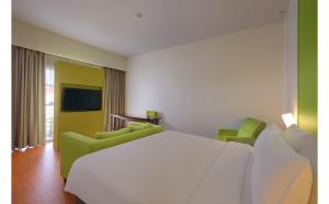 Ένα ή περισσότερα κρεβάτια σε δωμάτιο στο Quest Hotel Simpang Lima - Semarang by ASTON