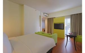Μια τηλεόραση ή/και κέντρο ψυχαγωγίας στο Quest Hotel Simpang Lima - Semarang by ASTON