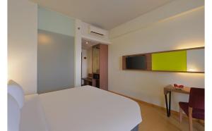 Μια τηλεόραση ή/και κέντρο ψυχαγωγίας στο Quest Hotel Simpang Lima - Semarang by ASTON