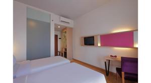 Ένα ή περισσότερα κρεβάτια σε δωμάτιο στο Quest Hotel Simpang Lima - Semarang by ASTON