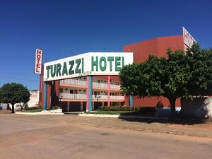 um hotel com uma placa que diz hotel tarzai em Hotel Turazzi em Cáceres