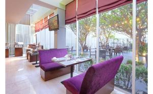 Χώρος καθιστικού στο Quest Hotel Simpang Lima - Semarang by ASTON