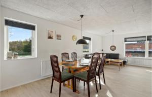 ein Esszimmer und ein Wohnzimmer mit einem Tisch und Stühlen in der Unterkunft Awesome Home In Snder Felding With Wifi in Sønder Felding