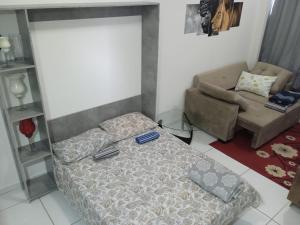 a living room with a bed and a couch at Vizinho ao Shopping Caruaru Cobertura 14 andar in Caruaru