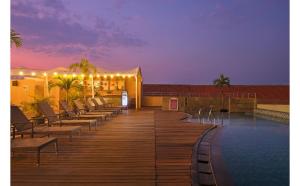 Πισίνα στο ή κοντά στο Quest Hotel Simpang Lima - Semarang by ASTON