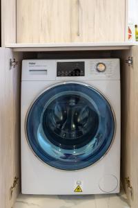 una lavadora con un interior azul en Sanctuary close to the beach with Sofa Bed, en Christchurch