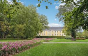 un edificio con un jardín con flores rosas en Gorgeous Home In Nstved With House A Panoramic View en Næstved