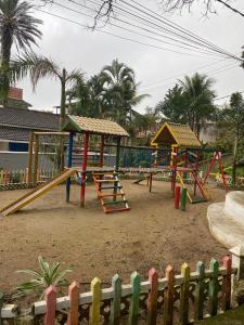 un parque con un colorido parque infantil en Triplex Praia Brava, en Mangaratiba