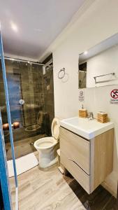 e bagno con servizi igienici, lavandino e doccia. di DiHouse Apartment - Habitacion Privada a San Andrés