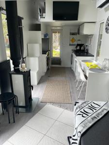 a kitchen with a stove and a counter top at Luxus Tiny House Saagala in Tornio