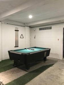 a pool table in a room with a pool table at Descanso y diversión 10 min de Puente Int Mission in Reynosa