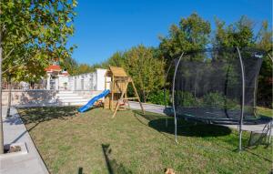 Ο χώρος παιχνιδιού για παιδιά στο Awesome Home In Cista Provo +24 φωτογραφίες