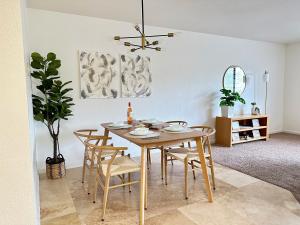 a dining room with a table and chairs at Yosemite Adventure by Casa Oso in Oakhurst