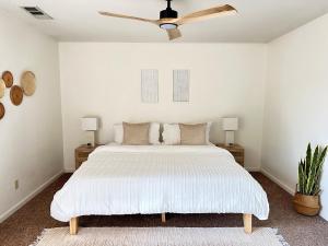 1 dormitorio con 1 cama y ventilador de techo en Yosemite Adventure by Casa Oso, en Oakhurst
