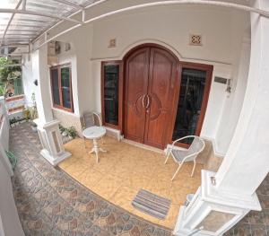 vistas interiores a una casa con puerta de madera en Nitikan Stay Homestay Jogja, en Timuran