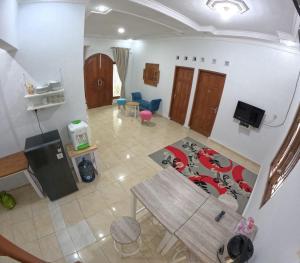 an overhead view of a living room with a table and a kitchen at Nitikan Stay Homestay Jogja in Timuran