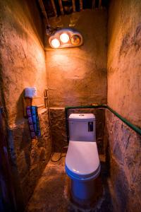 ein kleines Bad mit einem WC in einer Höhle in der Unterkunft Then Pa village in Loung Co