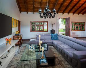 ein Wohnzimmer mit einem blauen Sofa und einem Tisch in der Unterkunft Rio de piedras Hotel de alto rendimiento in Paipa