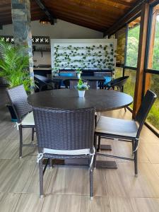 Eros Hostel & Brunch في غواتابيه: طاولة طعام وكراسي على الفناء