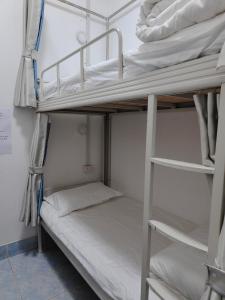 Ein Etagenbett oder Etagenbetten in einem Zimmer der Unterkunft Ocean Blue Hostel Vientiane