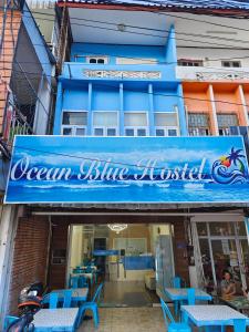 una señal para un hospital azul océano en un edificio en Ocean Blue Hostel Vientiane, en Vientiane