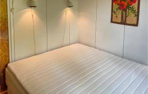 Cama blanca en habitación con 2 luces en 2 Bedroom Lovely Home In Nykvarn en Nykvarn