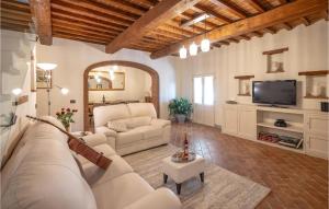 uma sala de estar com um sofá branco e uma televisão em Awesome Home In Castiglion Fiorentino With Kitchen em Polvano