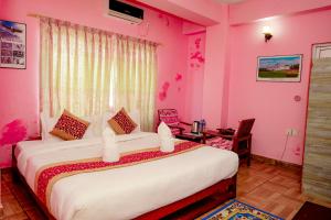 Hotel Peace Stupa房間的床