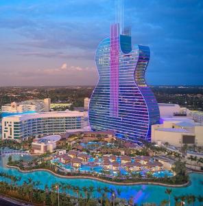 um hotel com um edifício em forma de guitarra com um resort em Smart Tiny House Garden em Miami Gardens