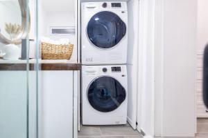 Duas máquinas de lavar e secar roupa numa lavandaria em Smart Tiny House Garden em Miami Gardens