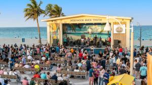 een menigte mensen bij een concert op het strand bij Smart Tiny House Garden in Miami Gardens