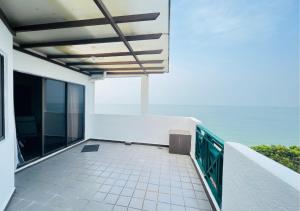 uma varanda com vista para o oceano em Penthouse Seafront View PD em Porto Dickson