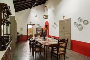una sala da pranzo con un lungo tavolo e sedie di Casa Desa Monteiro a Divar