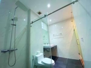 uma casa de banho com um chuveiro e um WC num quarto em May - FABULOUS - Phone 09756-59323 em Hanói