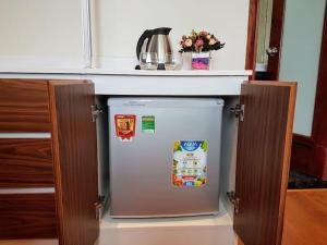 um frigorífico branco debaixo de um balcão numa cozinha em May - FABULOUS - Phone 09756-59323 em Hanói