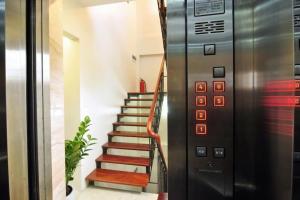 eine Treppe in einem Gebäude mit Aufzug in der Unterkunft May - FABULOUS - Phone 09756-59323 in Hanoi