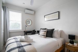 En eller flere senge i et værelse på 'The Enmore' - in the heart of everything Newtown