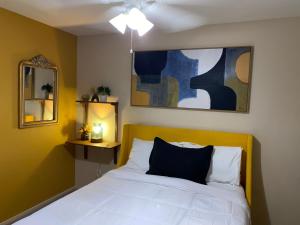 ein Schlafzimmer mit einem Bett und einem Wandgemälde in der Unterkunft Lovely and cozy apartment- Rancho in Rancho Palos Verdes